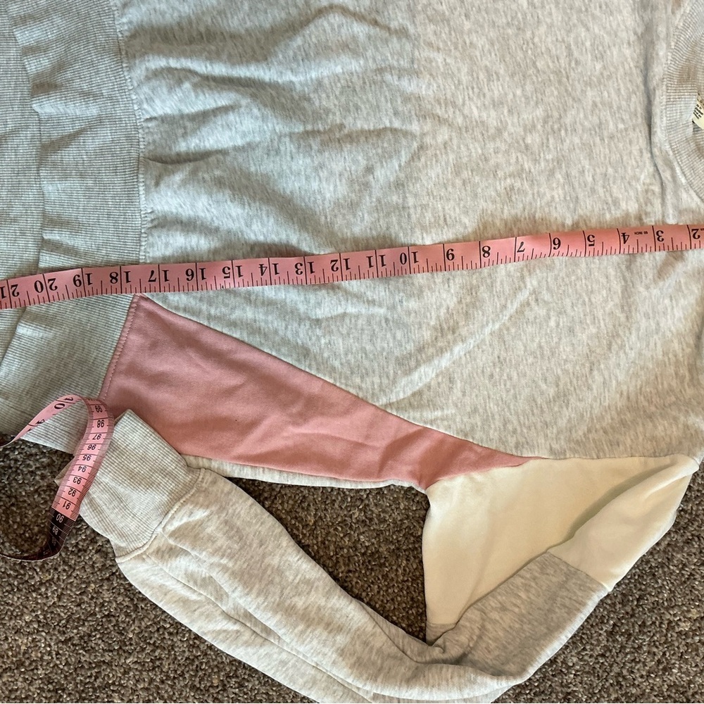 🩷H&M Gray and Pink Sweater Soft Knit Top - Picture 5 of 5